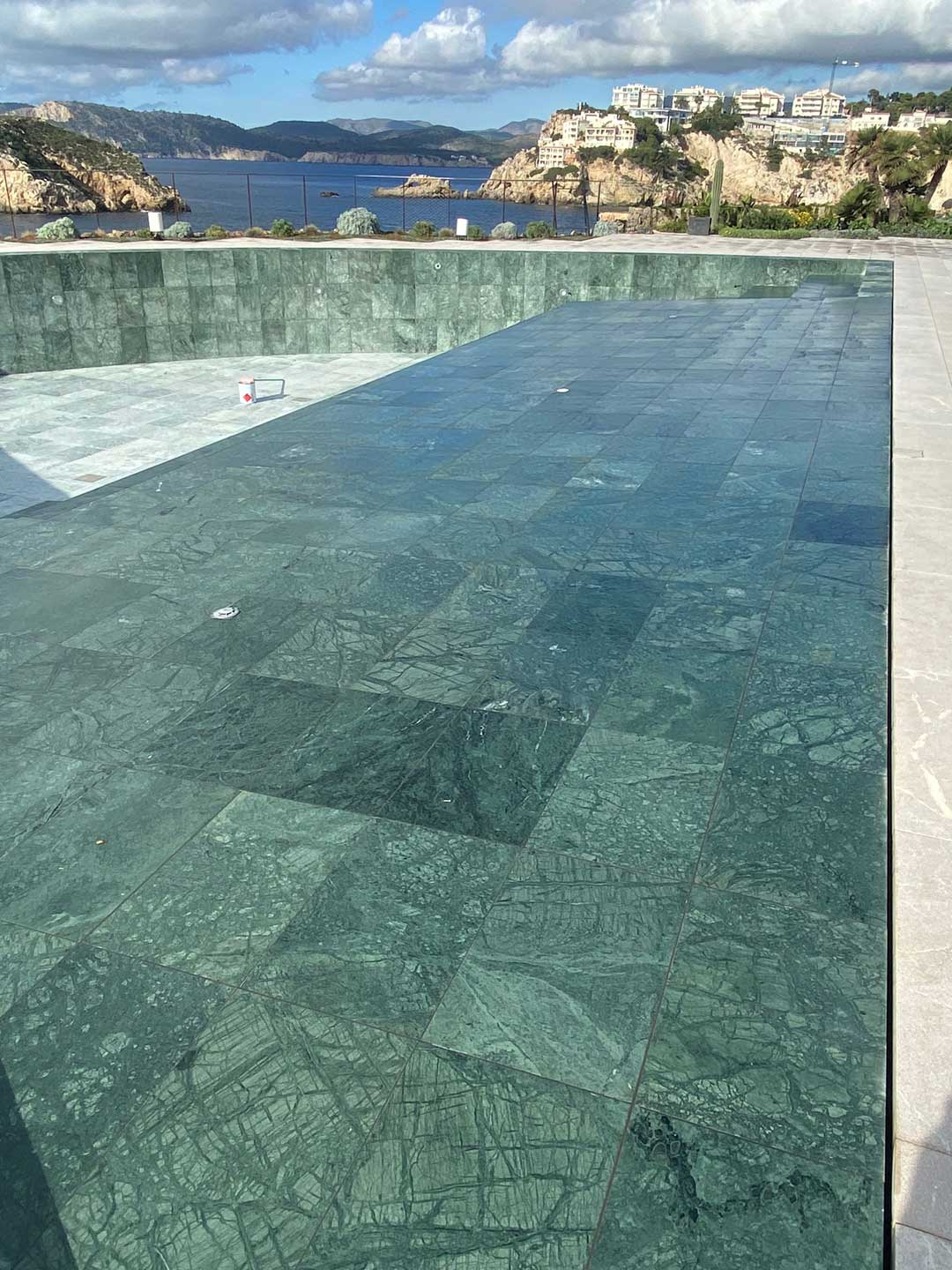 Top Pedra recupera el color de una piscina de mármol Verde